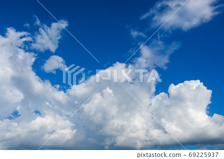 仲夏天空與傳播雲積雨雲8月背景材料副本空間 照片素材 圖片 圖庫