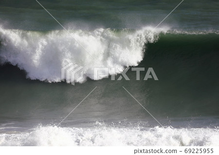 Large waves Large waves 69225955