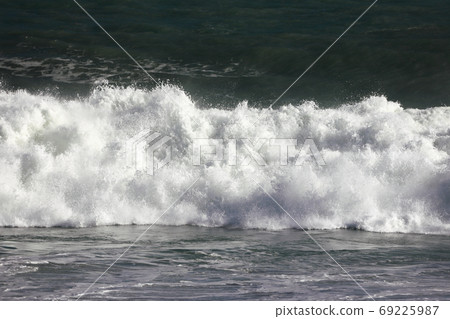 Large waves Large waves 69225987