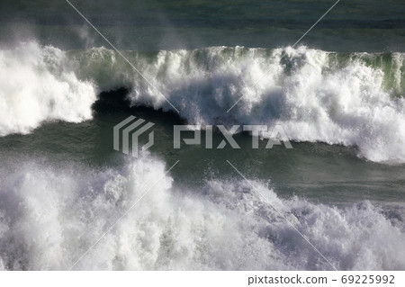 Large waves Large waves 69225992