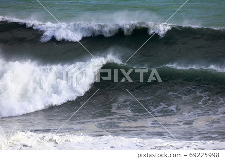 Large waves 69225998