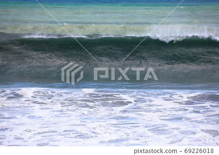 Large waves 69226018