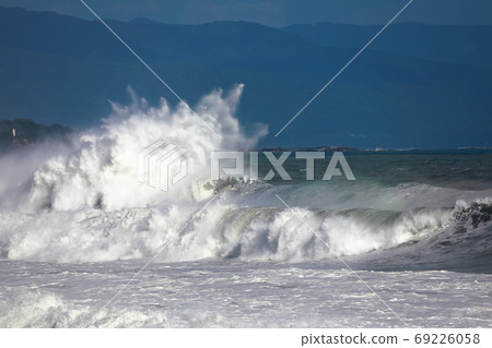 Large waves 69226058