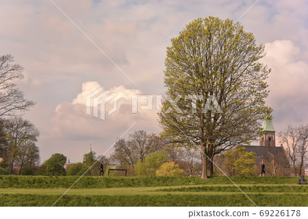 跑步。哥本哈根公園景觀。歐洲風光。 跑步。哥本哈根公園景觀。歐洲風光。 69226178