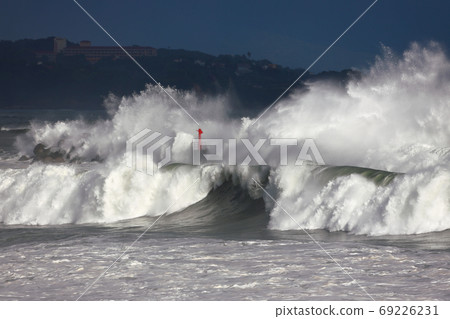 洶湧的波浪 洶湧的波浪 69226231