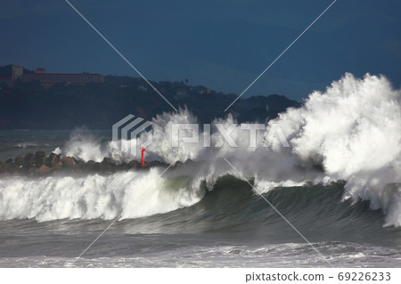 洶湧的波浪 洶湧的波浪 69226233