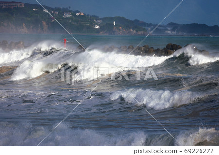 洶湧的波浪 洶湧的波浪 69226272