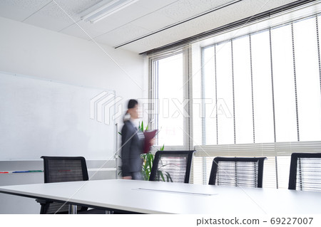 日本女性商務女人走在辦公室 日本女性商務女人走在辦公室 69227007