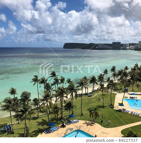 關島旅遊棕櫚樹和翡翠綠海觀 69227337