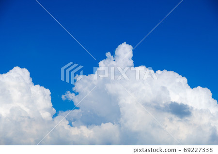仲夏天空與傳播雲積雨雲8月背景材料副本空間 69227338