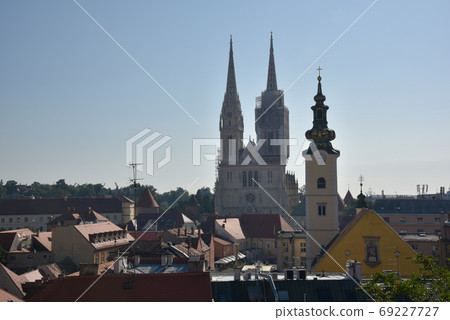 在晴朗的天空下,聖女神的神廟位於神廟中。 在晴朗的天空下,聖女神的神廟位於神廟中。 69227727