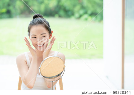 美容圖像護膚日本女人檢查皮膚 美容圖像護膚日本女人檢查皮膚 69228344