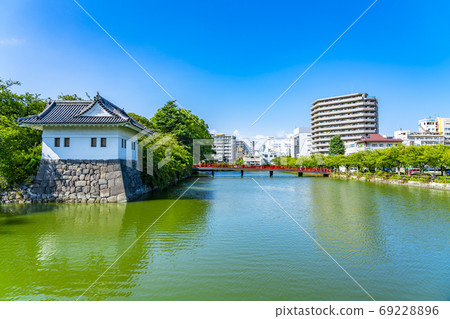 [Kanagawa] Odawara Castle moat with beautiful blue sky and greenery 69228896