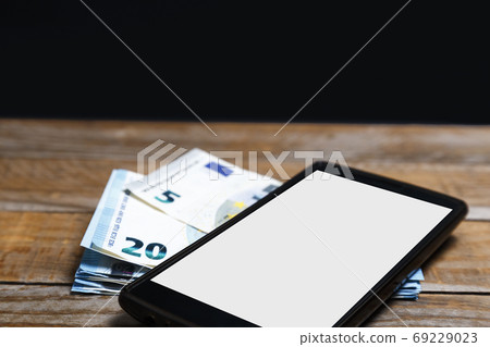 Amounts of euro banknotes Amounts of euro banknotes 69229023