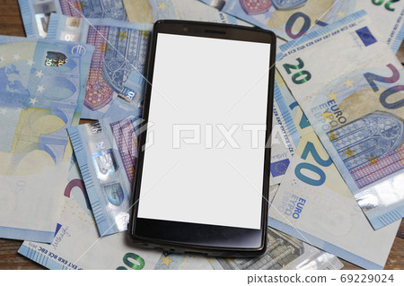 Amounts of euro banknotes 69229024