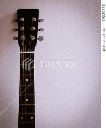 The Old Guitar. 69229336