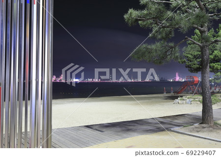 Beautiful night view of the seaside Beautiful night view of the seaside 69229407