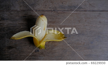 Ready to eat bananas Placed on a wooden table in the kitchen 69229930