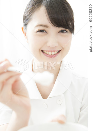 協助用餐的護士 協助用餐的護士 69230230