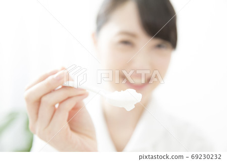 A nurse who helps with meals 69230232