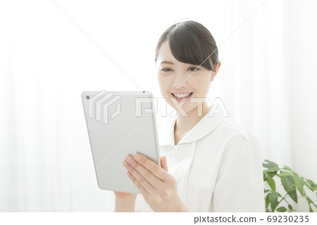 護士看電子病歷 護士看電子病歷 69230235