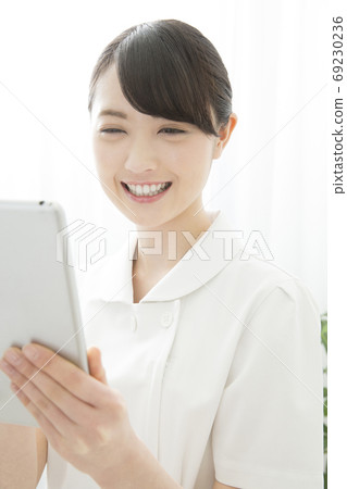 護士看電子病歷 護士看電子病歷 69230236