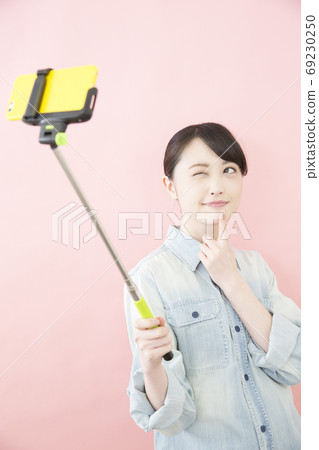 一個女人採取自我採取 一個女人採取自我採取 69230250