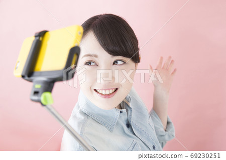 一個女人採取自我採取 一個女人採取自我採取 69230251