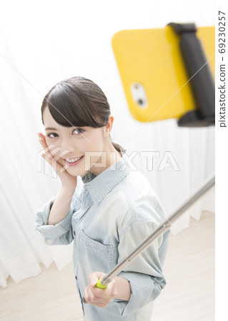 一個女人採取自我採取 一個女人採取自我採取 69230257