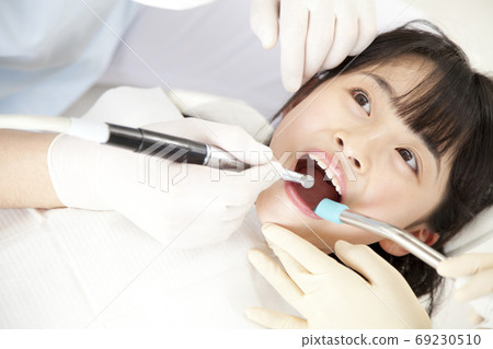 對待牙齒的女孩 69230510