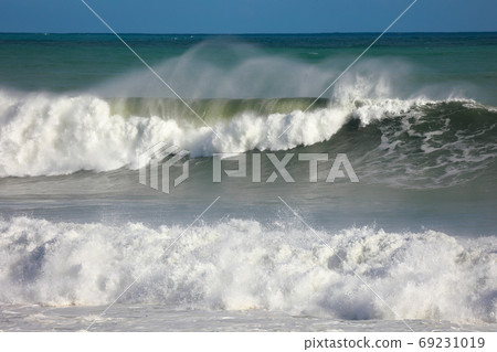 Large waves 69231019