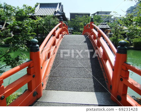 日本神社的紅色圓橋 69231428