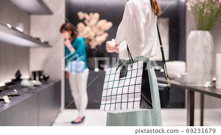 一個年輕的女人購物與g禮品和生活方式 一個年輕的女人購物與g禮品和生活方式 69231679