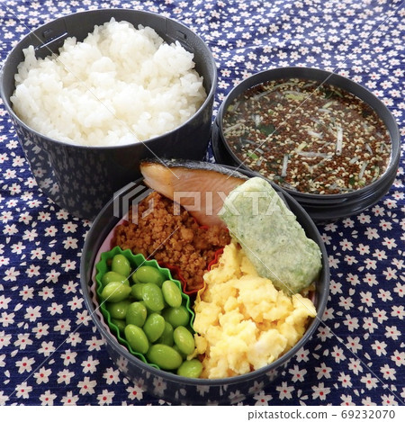 手工製作的三色米飯午餐，配以soboro肉，烤雞蛋和毛豆 69232070