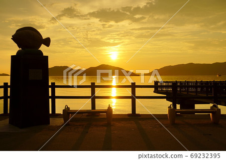 Flounder statue and beautiful sunset 69232395