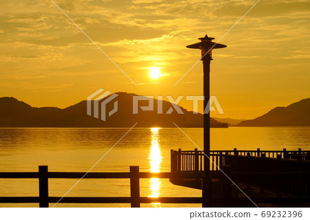 Scenery of the setting sun where the outside lights shine Scenery of the setting sun where the outside lights shine 69232396