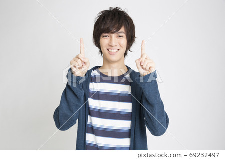 A man pointing at a finger 69232497