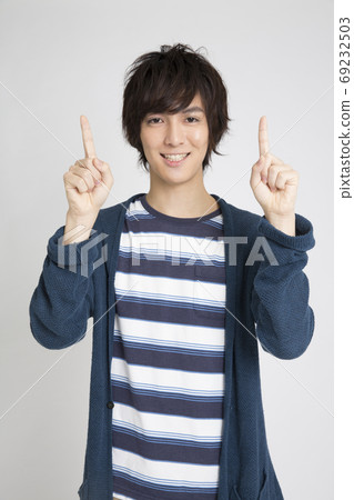 A man pointing at a finger 69232503