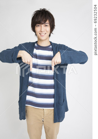 指向手指的一個人 指向手指的一個人 69232504