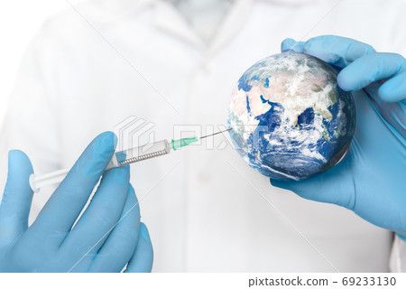Doctor injects the vaccine into the globe 69233130