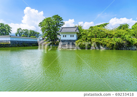[Kanagawa] Odawara Castle moat with beautiful blue sky and greenery 69233418