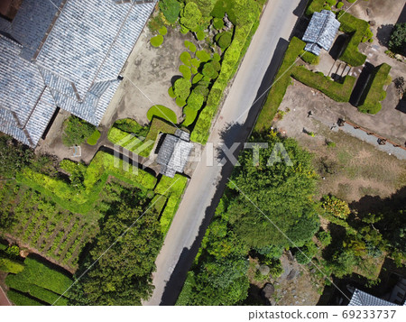 從奇蘭武士住宅街道上方的天空 69233737