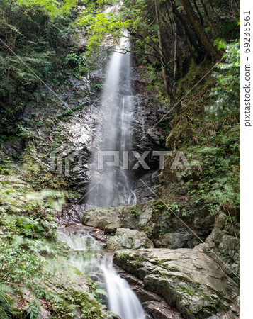 秋川谷細澤瀑布和清澈的細澤細澤瀑布 69235561