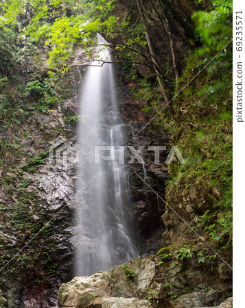 秋川谷細澤瀑布和清澈的細澤細澤瀑布 69235571