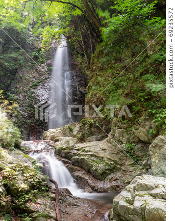 秋川谷細澤瀑布和清澈的細澤細澤瀑布 69235572