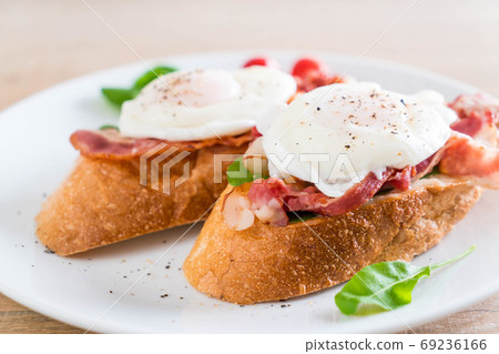 egg benedict on plate 69236166