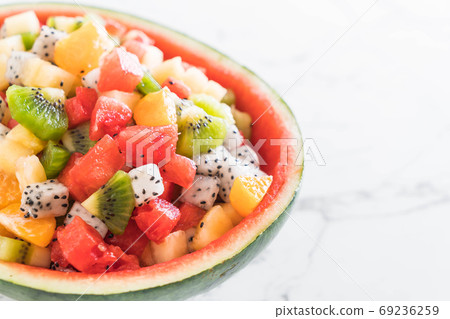 mix sliced fruits 69236259