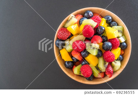 mixed fresh fruits (strawberry, raspberry, blueberry, kiwi, mang mixed fresh fruits (strawberry, raspberry, blueberry, kiwi, mang 69236555