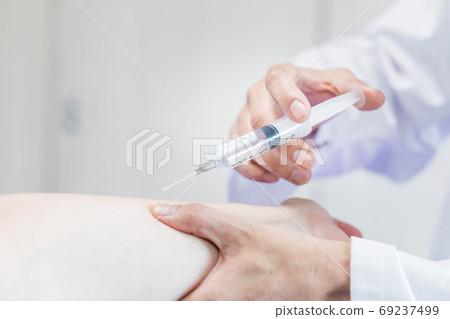醫生向病人的手臂注射的場景 69237499
