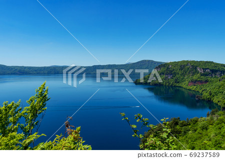 [Lake Towada, Aomori Prefecture] A large panoramic view of Lake Towada from the view 69237589
